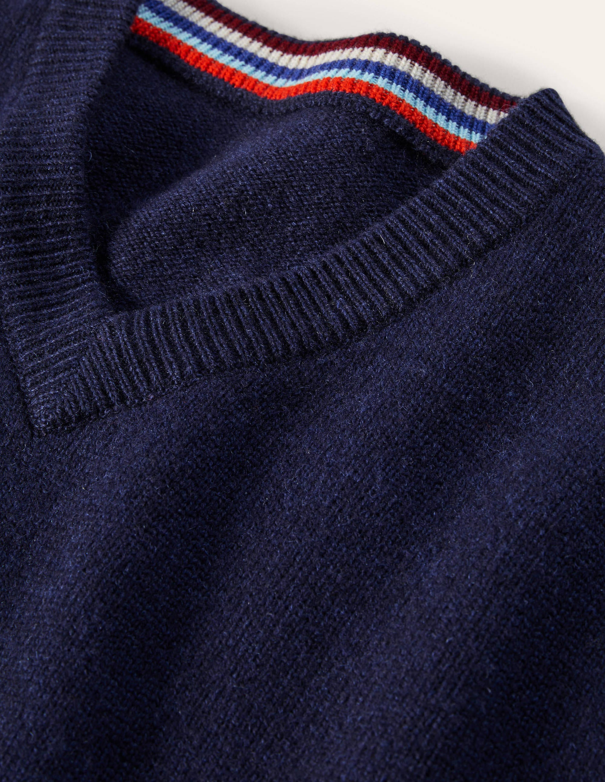 Lambswool V-neck-Space Navy - Image 6
